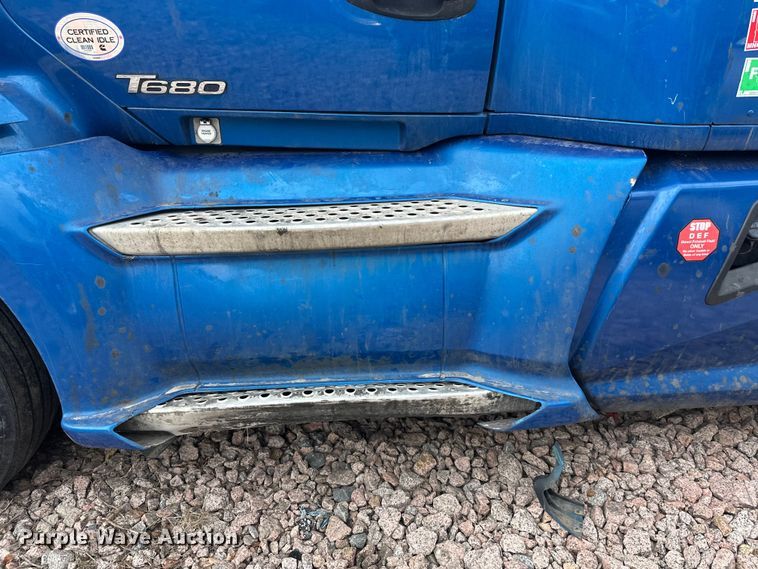 image for item YA2743 2020 Kenworth T680 semi truck