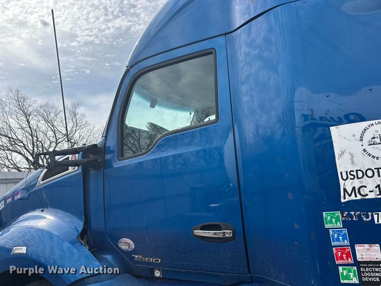 image for item YA2743 2020 Kenworth T680 semi truck