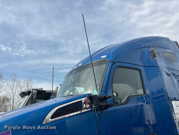image for item YA2743 2020 Kenworth T680 semi truck