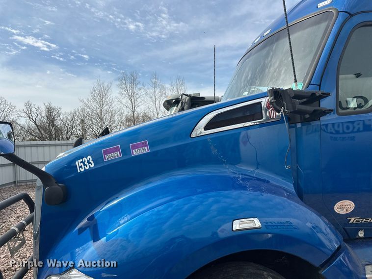 image for item YA2743 2020 Kenworth T680 semi truck