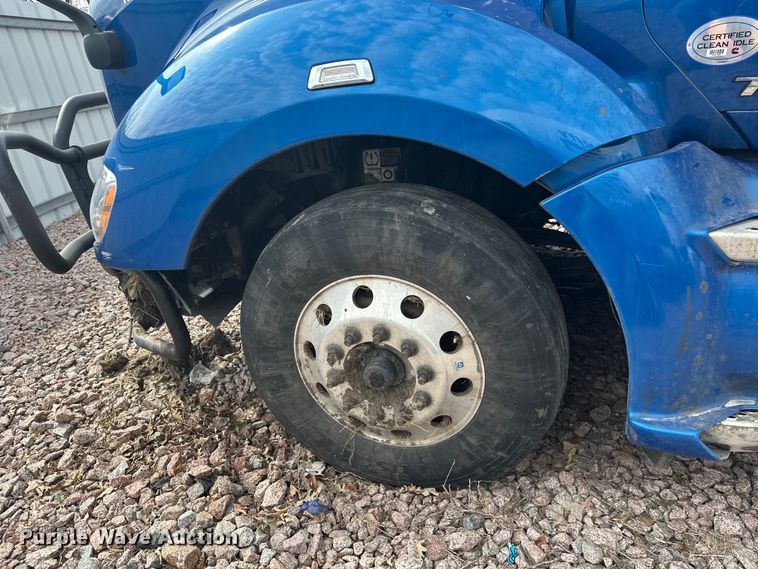 image for item YA2743 2020 Kenworth T680 semi truck