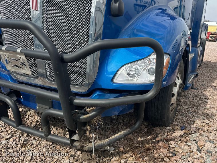image for item YA2743 2020 Kenworth T680 semi truck