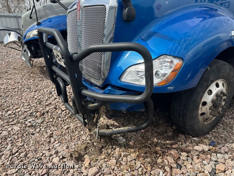 image for item YA2743 2020 Kenworth T680 semi truck