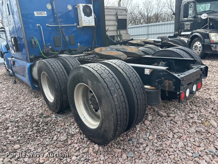 image for item YA2743 2020 Kenworth T680 semi truck