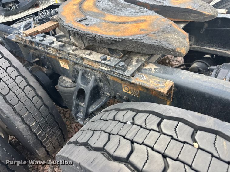 image for item YA2743 2020 Kenworth T680 semi truck