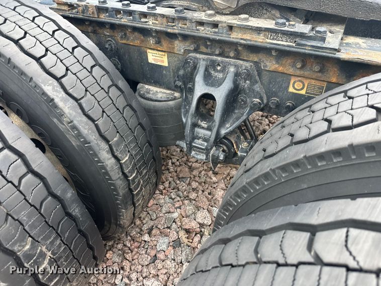 image for item YA2743 2020 Kenworth T680 semi truck