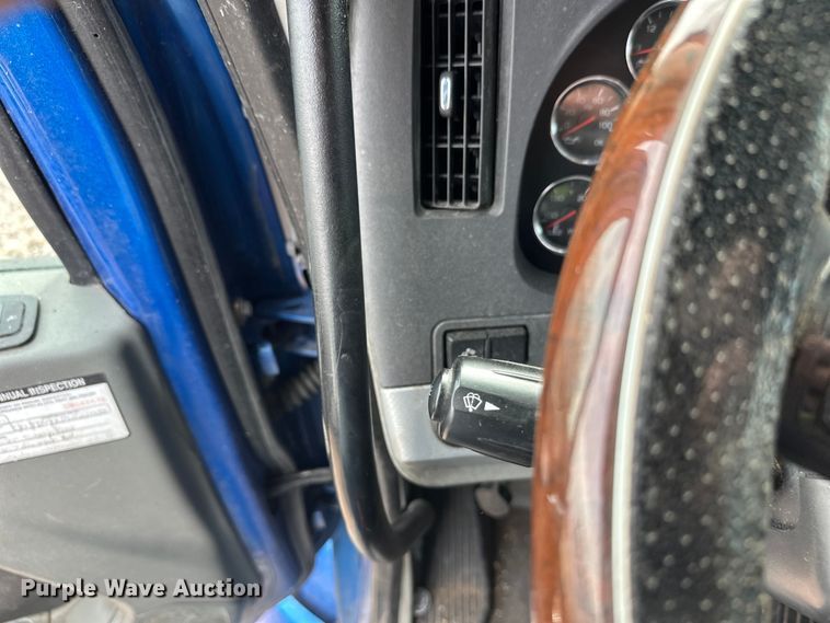 image for item YA2743 2020 Kenworth T680 semi truck