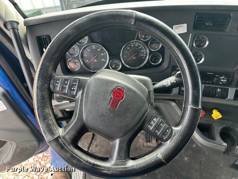 image for item YA2743 2020 Kenworth T680 semi truck