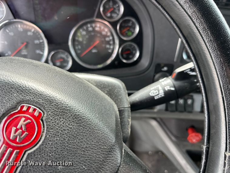 image for item YA2743 2020 Kenworth T680 semi truck