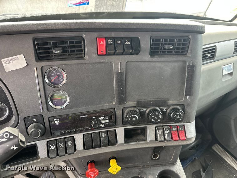 image for item YA2743 2020 Kenworth T680 semi truck