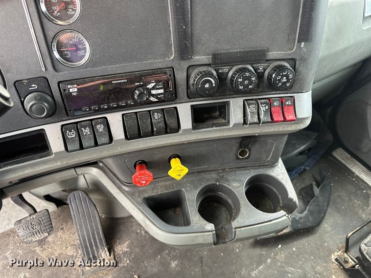 image for item YA2743 2020 Kenworth T680 semi truck