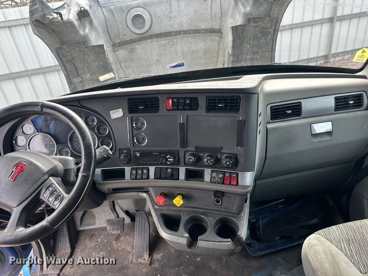 image for item YA2743 2020 Kenworth T680 semi truck