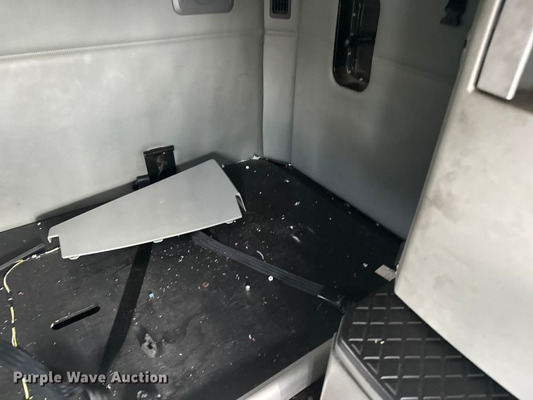 image for item YA2743 2020 Kenworth T680 semi truck