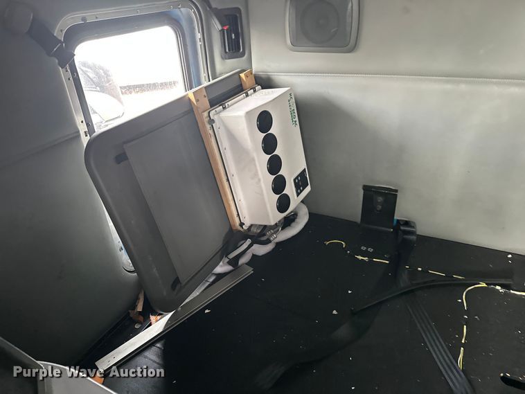 image for item YA2743 2020 Kenworth T680 semi truck