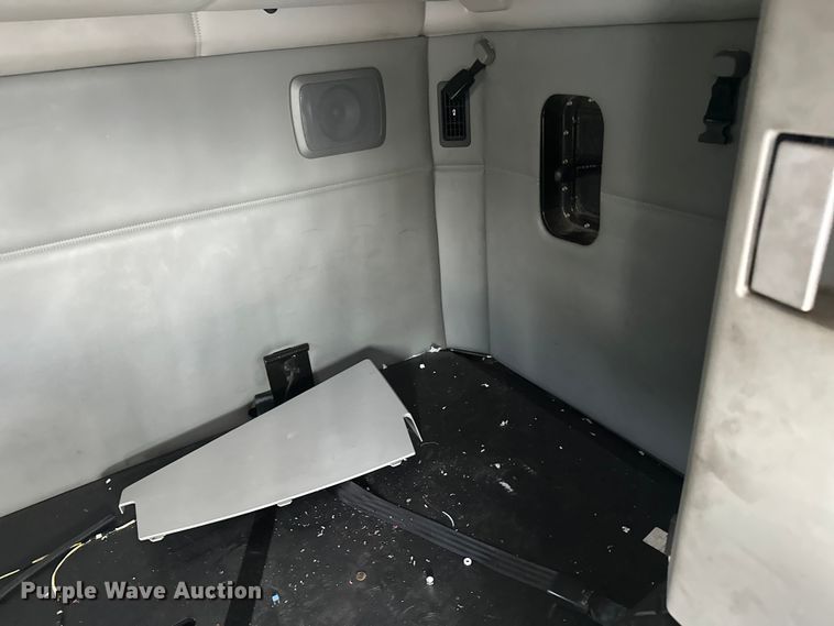 image for item YA2743 2020 Kenworth T680 semi truck