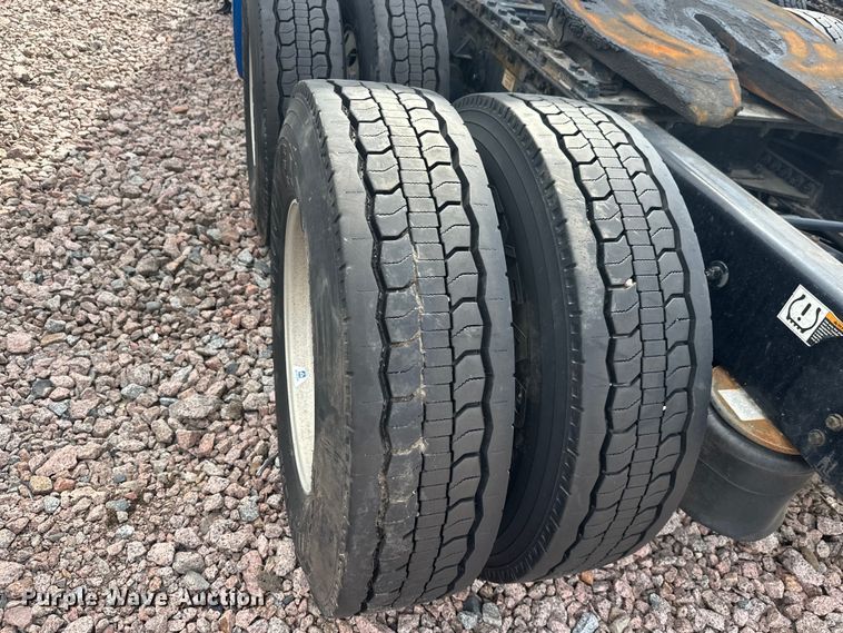 image for item YA2743 2020 Kenworth T680 semi truck