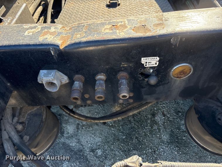 image for item YA2747 2015 Globe lowboy equipment trailer