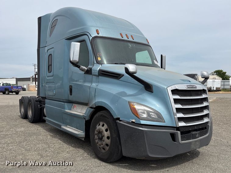 image for item YA2791 2020 Freightliner Cascadia semi truck
