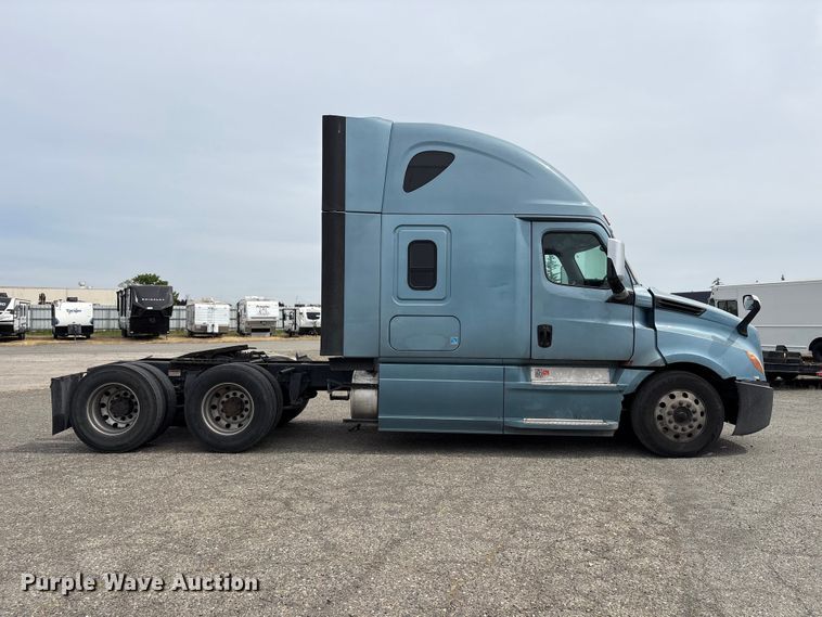 image for item YA2791 2020 Freightliner Cascadia semi truck