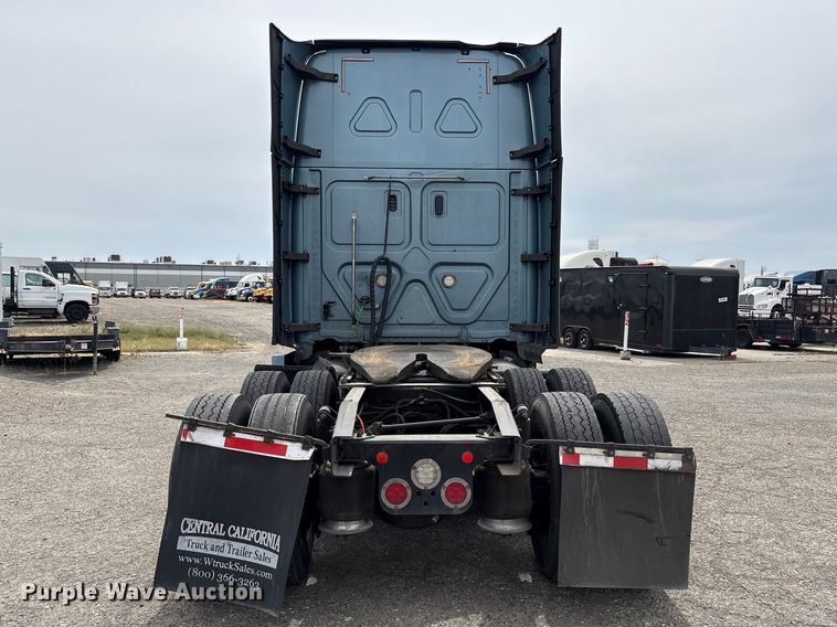 image for item YA2791 2020 Freightliner Cascadia semi truck