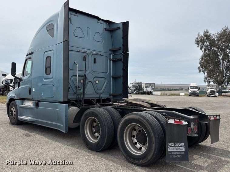 image for item YA2791 2020 Freightliner Cascadia semi truck