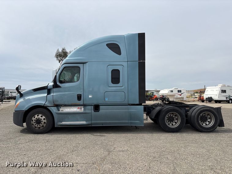 image for item YA2791 2020 Freightliner Cascadia semi truck