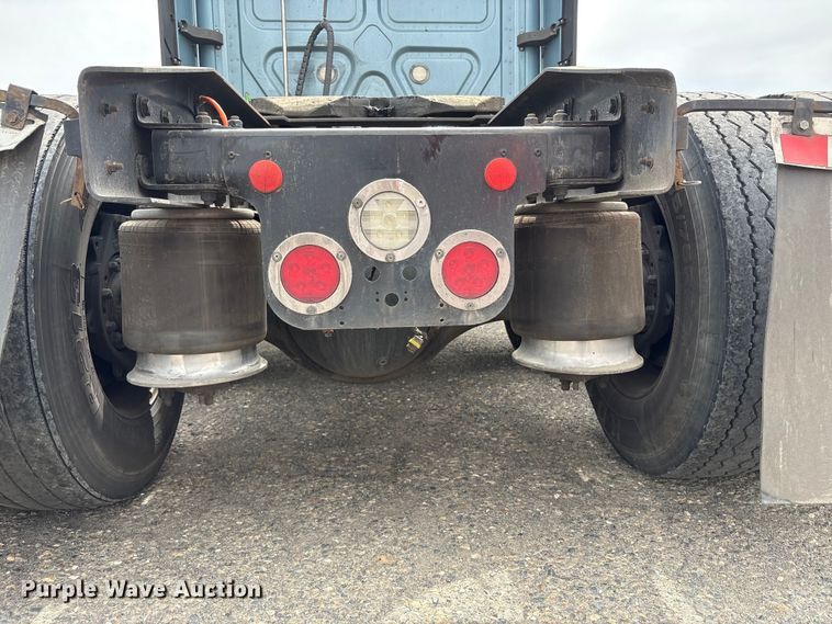 image for item YA2791 2020 Freightliner Cascadia semi truck