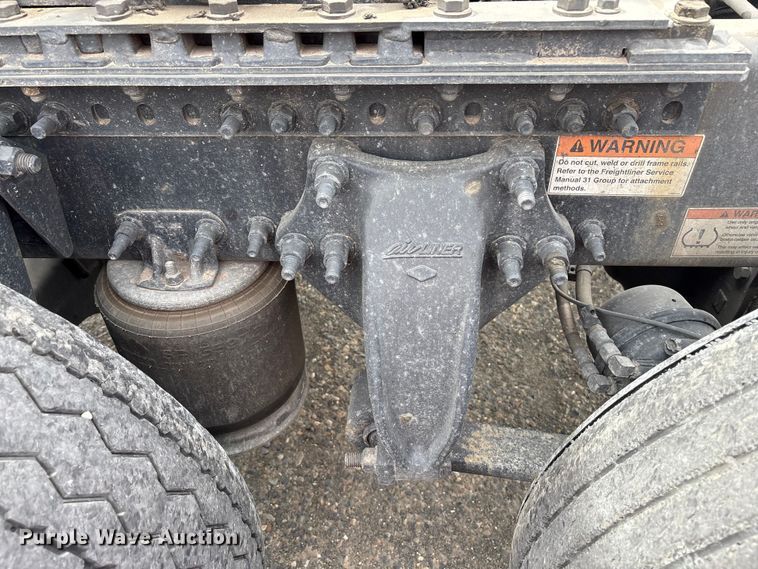 image for item YA2791 2020 Freightliner Cascadia semi truck