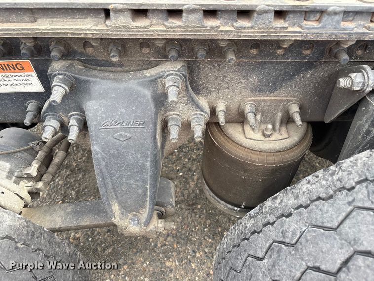 image for item YA2791 2020 Freightliner Cascadia semi truck