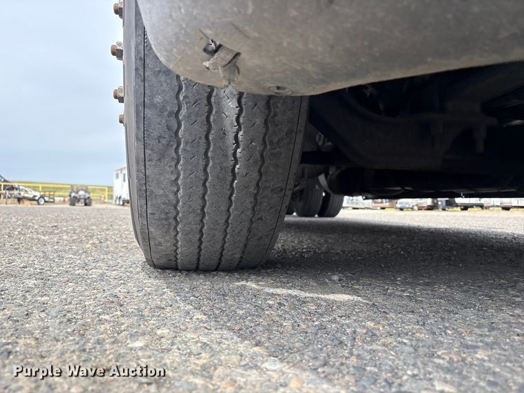 image for item YA2791 2020 Freightliner Cascadia semi truck