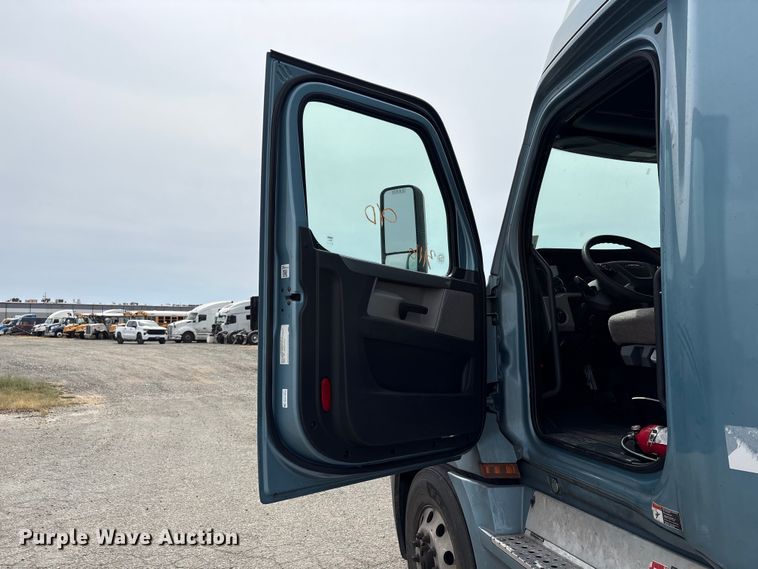 image for item YA2791 2020 Freightliner Cascadia semi truck