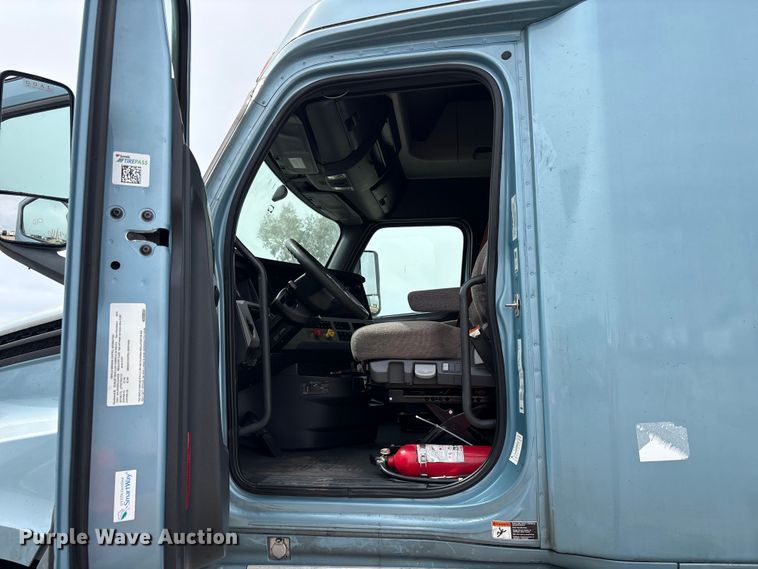 image for item YA2791 2020 Freightliner Cascadia semi truck