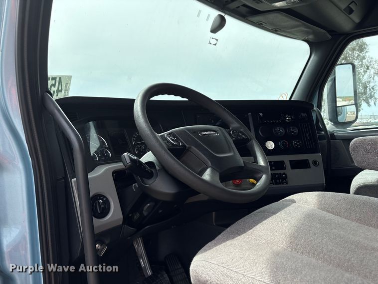 image for item YA2791 2020 Freightliner Cascadia semi truck