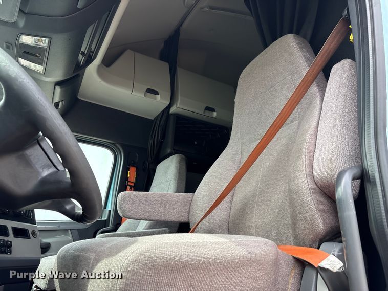 image for item YA2791 2020 Freightliner Cascadia semi truck