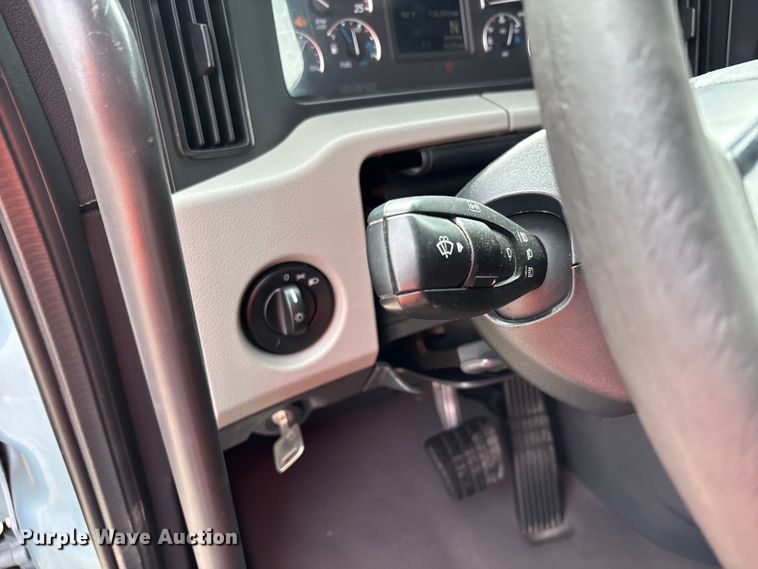 image for item YA2791 2020 Freightliner Cascadia semi truck