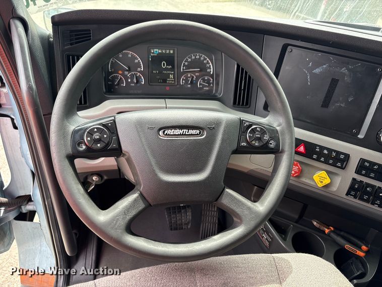 image for item YA2791 2020 Freightliner Cascadia semi truck