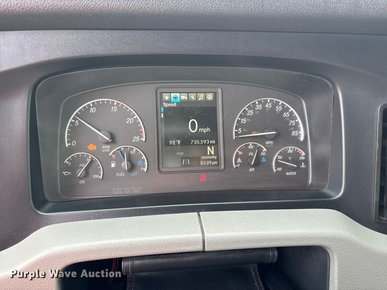 image for item YA2791 2020 Freightliner Cascadia semi truck