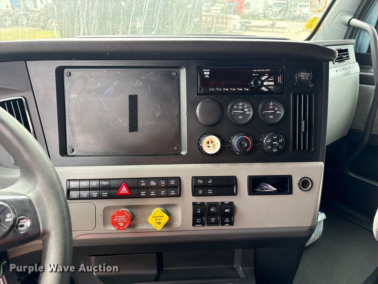 image for item YA2791 2020 Freightliner Cascadia semi truck