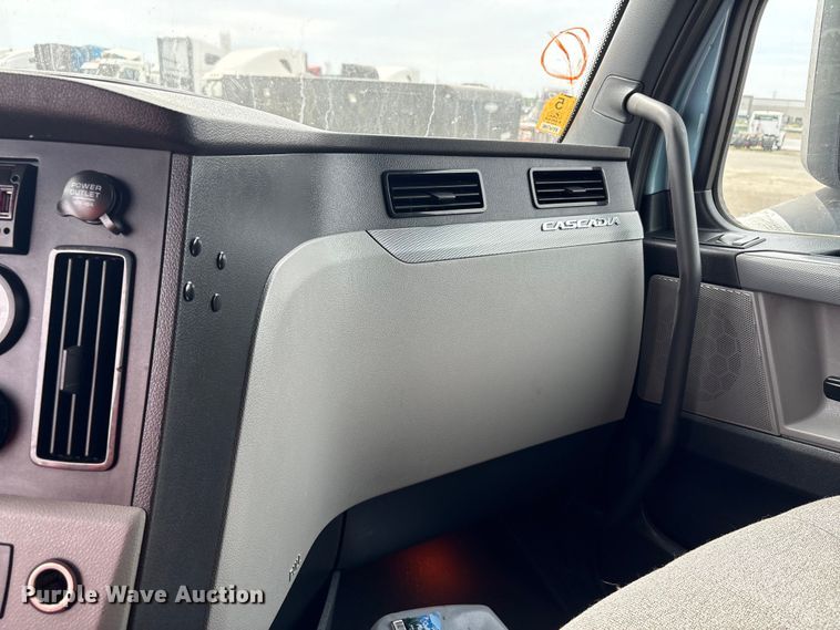 image for item YA2791 2020 Freightliner Cascadia semi truck