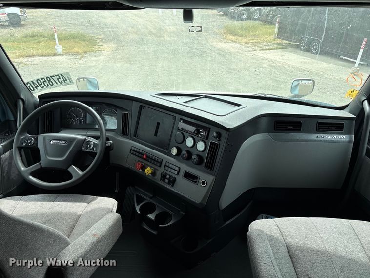 image for item YA2791 2020 Freightliner Cascadia semi truck