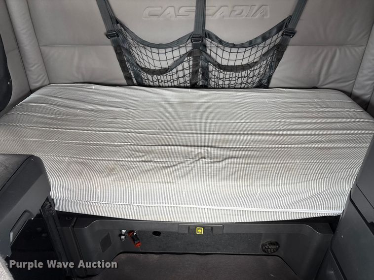 image for item YA2791 2020 Freightliner Cascadia semi truck