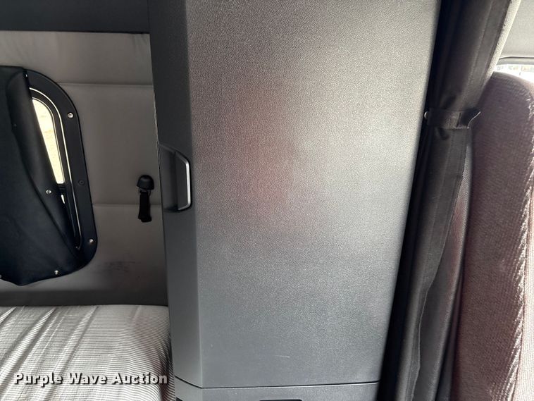 image for item YA2791 2020 Freightliner Cascadia semi truck