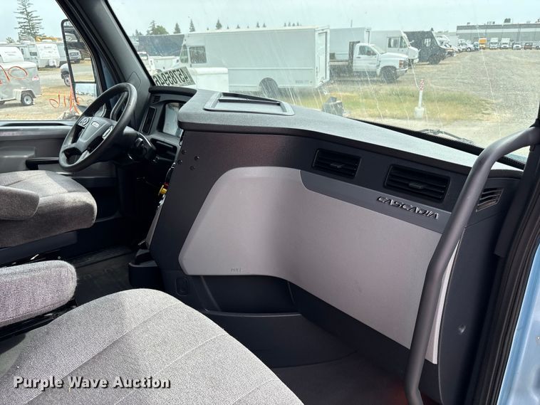 image for item YA2791 2020 Freightliner Cascadia semi truck