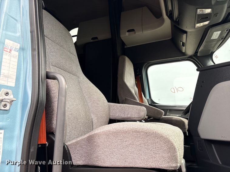 image for item YA2791 2020 Freightliner Cascadia semi truck