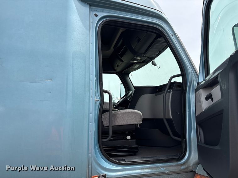 image for item YA2791 2020 Freightliner Cascadia semi truck