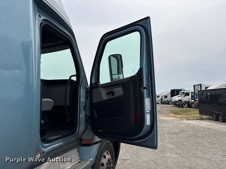 image for item YA2791 2020 Freightliner Cascadia semi truck