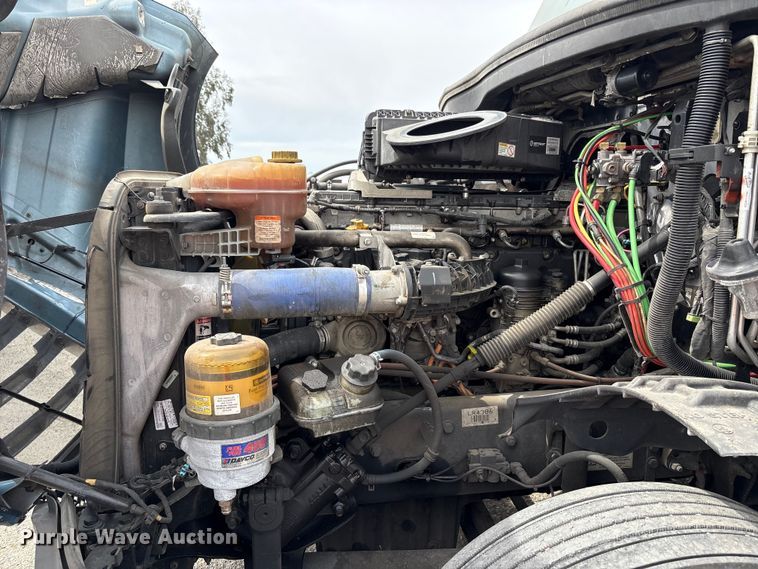 image for item YA2791 2020 Freightliner Cascadia semi truck