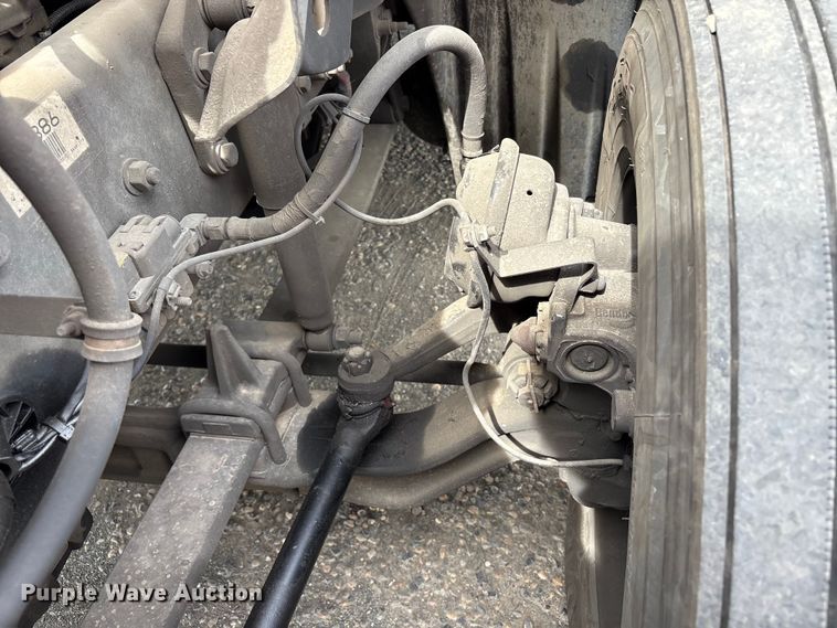 image for item YA2791 2020 Freightliner Cascadia semi truck