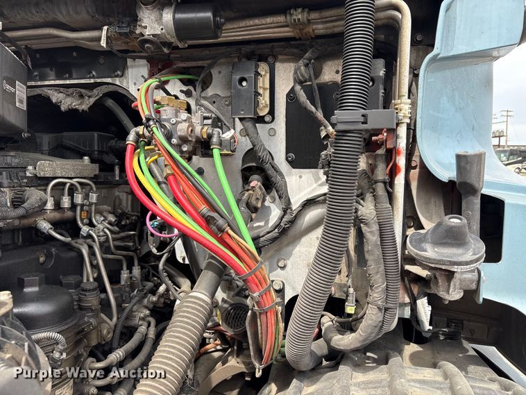 image for item YA2791 2020 Freightliner Cascadia semi truck