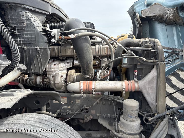 image for item YA2791 2020 Freightliner Cascadia semi truck